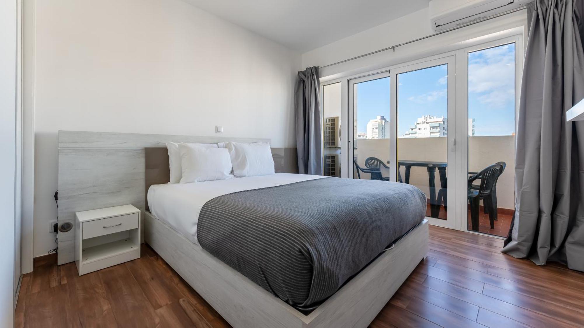Serene Blue 1 Bdr Flat With Balcony By Lovelystay Portimao Bagian luar foto