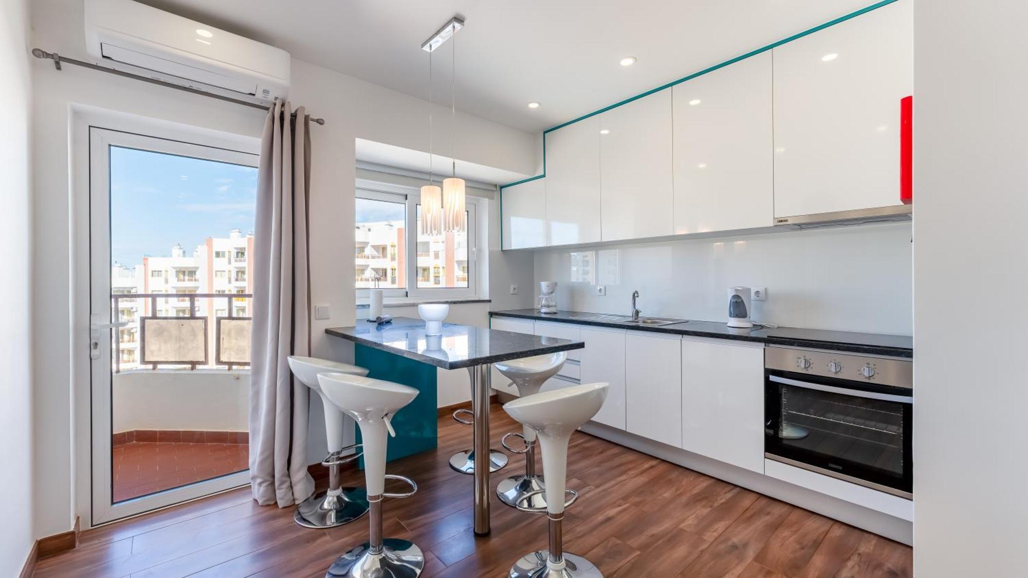 Serene Blue 1 Bdr Flat With Balcony By Lovelystay Portimao Bagian luar foto